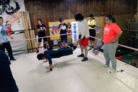 Experience ”Senjo Circle&quot; Light Muscle Training with Pro-Wrestlers!