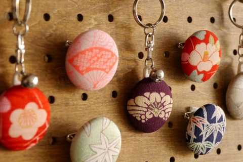 Make a Key Chain from Recycled Kimono Fabric Inside a Café
