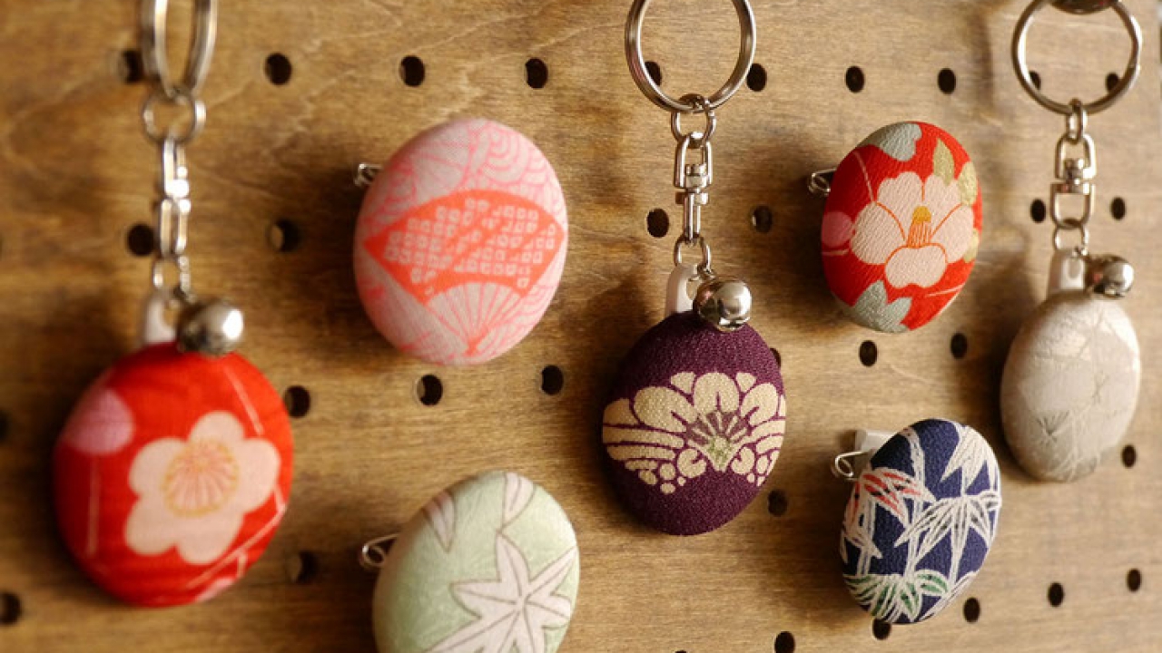 Make a Key Chain from Recycled Kimono Fabric Inside a Café