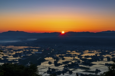 散居集落を望む　熊野山　絶景！夜明けトレック