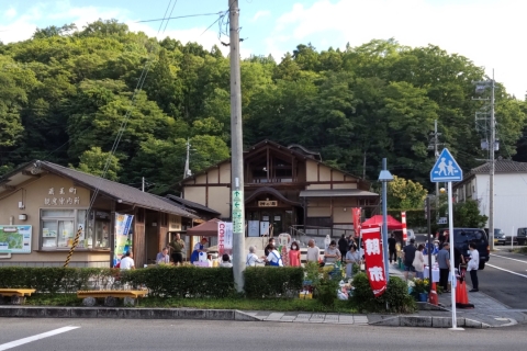食べ歩きを楽しむ遠刈田温泉街